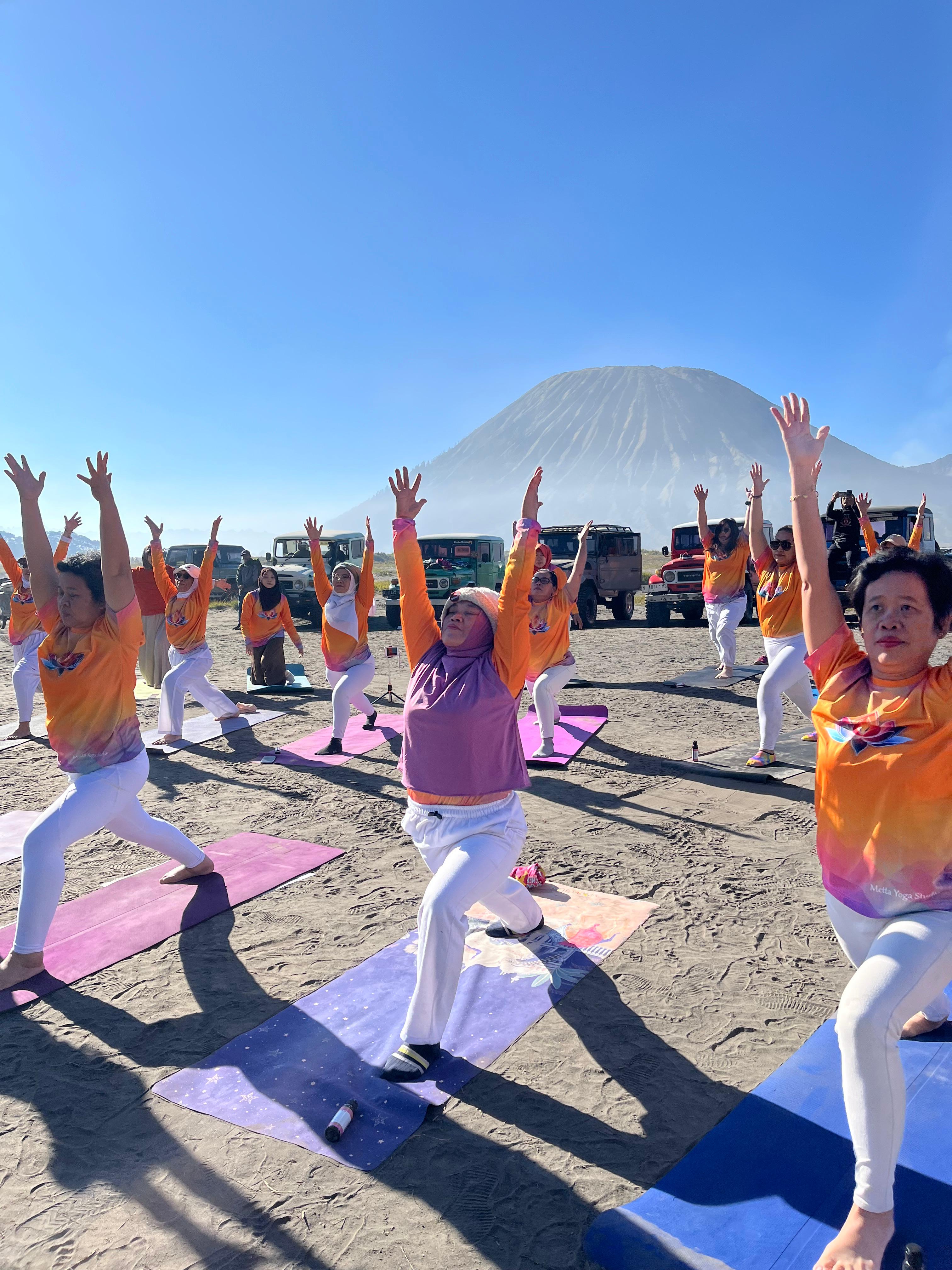 Seru! Metta Yoga Studio Gelar Sunrise Yoga di Bromo dan Rafting di Pekalen